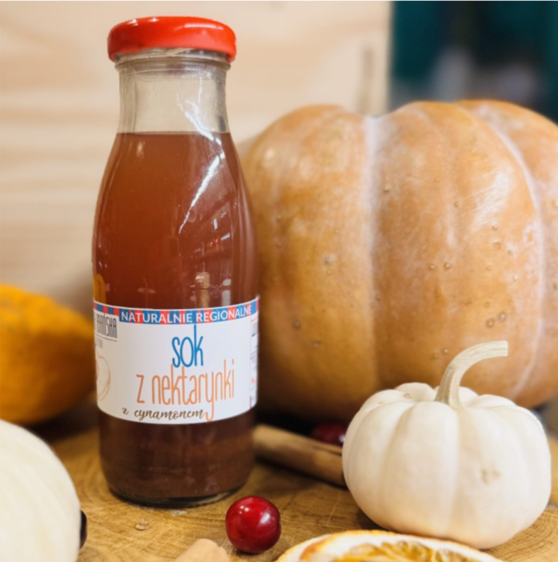 Sok z nektarynki z cynamonem